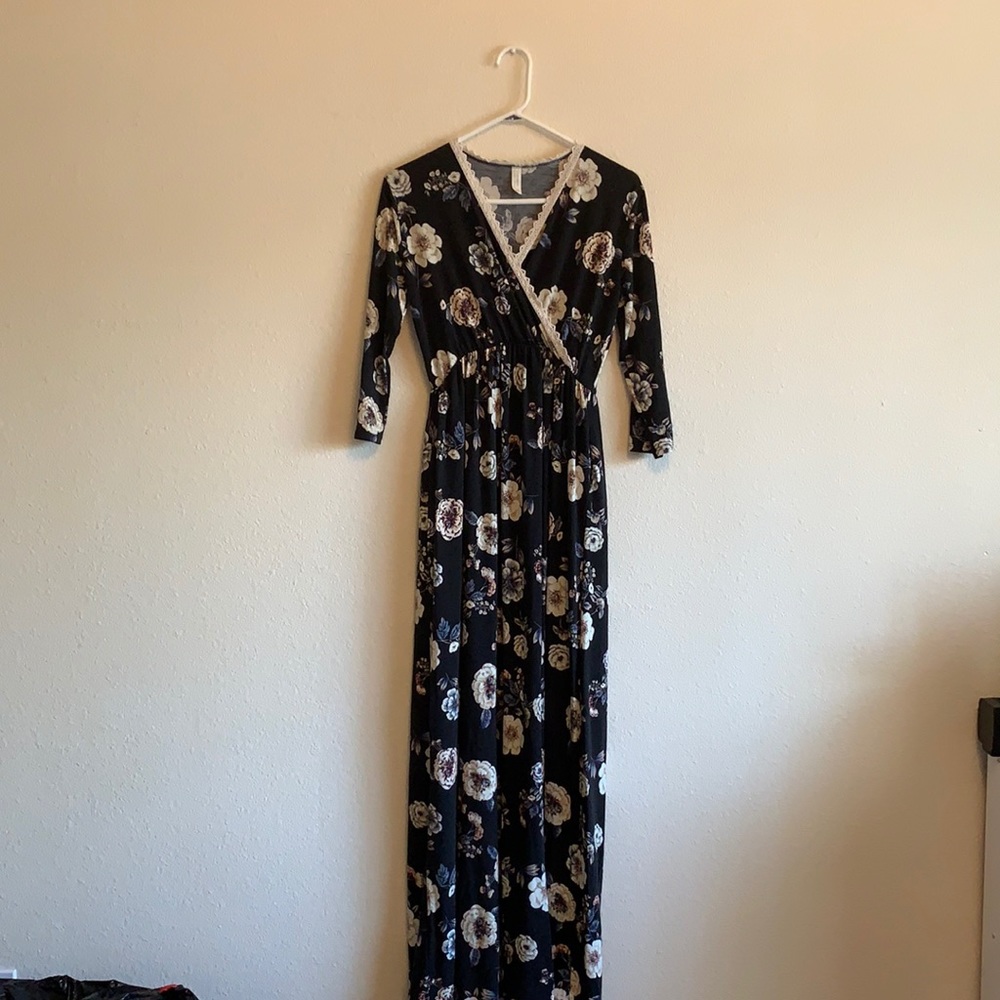 Large maxi dress with floral pattern & lace detail